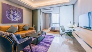 广州诺盟酒店公寓北京路捷登都会店的带沙发和电视的客厅
