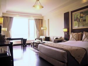 古尔冈Dia Park Premier的酒店客房设有床和客厅。