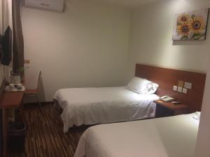 顺义金广快捷北京首都机场新国展酒店的一间酒店客房内设有两张床的房间