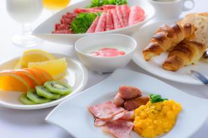 札幌札幌奈茨酒店的一张白色的桌子,上面有早餐盘