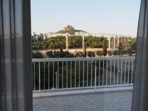 雅典亚历山德斯顶楼公寓的客房设有山景阳台。