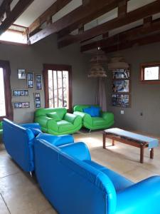ManguziKosi Bay Lodge的客厅配有蓝色和绿色的沙发和桌子