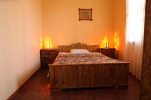 迪利然Guest house Dilijan Orran的一间卧室设有一张大床和两个床头柜
