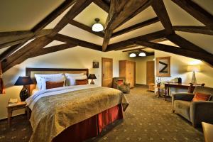布拉格Questenberg Hotel的一间卧室配有一张大床和一张书桌