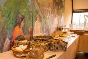 罗登弗莱彻酒店的自助餐,包括一篮面包和墙上的画作
