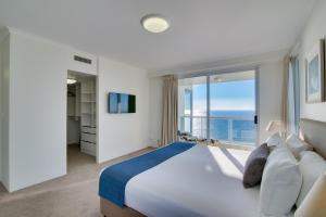 黄金海岸薄荷灘-世外桃源度假酒店的一间卧室设有一张大床和一个大窗户