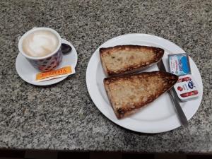 拉瓦克拉A Concha的盘子,两片烤面包和一杯咖啡