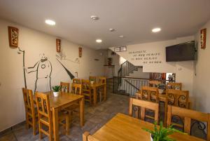 Rabé de las CalzadasHostal-Bar Restaurante "La Fuente"的餐厅设有桌椅和墙上的黑板