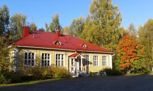 KoveroKoveron Majatalo的红色屋顶的黄色小房子