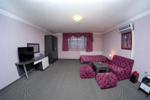 哈斯科沃哈斯科沃酒店的客厅配有沙发和桌子