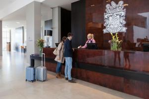 杜塞尔多夫杜塞尔多夫机场凡德瓦克酒店的一群人站在机场的柜台上