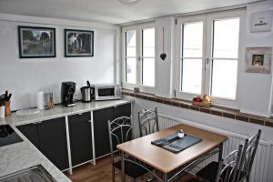 戈斯拉尔Köpi Appartements的厨房配有桌子和带微波炉的小桌子。