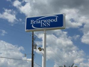 AmoryBriarwood Inn的柱子上的蓝白标志
