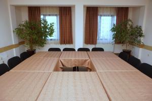 哈斯科沃罗多彼酒店的一间会议室,里面配有一张桌子和布