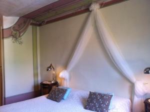 内伊韦狄蒙拉圣塞巴斯堤亚诺酒店的一间卧室配有一张带天蓬的床