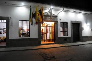 波帕扬Hotel y Restaurante Colonial Popayan的夜间在建筑物前的商店