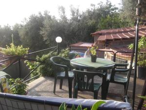 索伦托拉科博雷诺住宿加早餐旅馆的阳台的天井配有桌椅