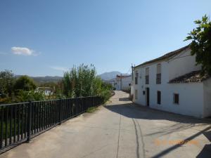 普里埃格·德·科尔多巴Alojamiento rural El Batán的白色建筑旁的一条带围栏的小巷