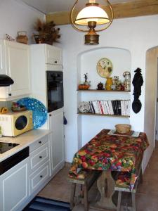 圣保罗-德旺斯AU VALLON ROUGE (Studio)的一间厨房,在房间角落处配有一张桌子