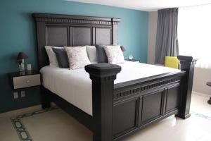 莱昂恩特雷庭院精品酒店的一间卧室配有一张带蓝色墙壁的大床