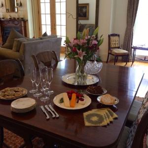 北亚当斯Blackinton Manor的餐桌,配有食物和酒杯
