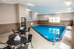 克拉尔维尔科勒尔维尔心田酒店的游泳池旁带桌椅的游泳池