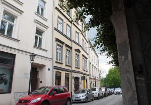 克拉科夫Leonardo 2的停在大楼旁的街道上的红色汽车