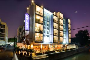 曼谷考巴豪斯酒店的一座大建筑,晚上有标志