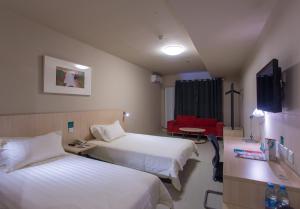 锦江之星北京古城北路酒店客房内的一张或多张床位
