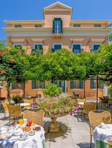 科孚镇贝拉维尼萨酒店的一座配有桌椅的庭院和一座建筑