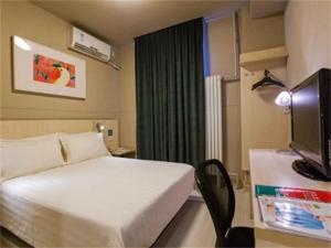 北京锦江之星北京珠市口酒店的一间酒店客房,配有一张床和一台电视