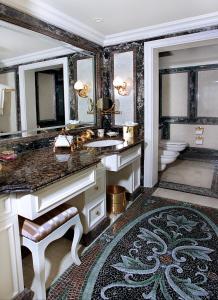 伦敦希尔顿伦敦宾利酒店的一间带水槽和卫生间的浴室