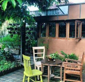 梭罗卢玛图里生态精品酒店的庭院配有两把椅子和一张桌子及椅子