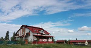 TaksonyKisdunapart 510的田野顶部有红色屋顶的房子