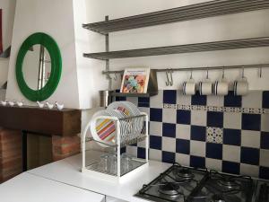 米兰洛迪庄园公寓的厨房配有水槽、炉灶和镜子