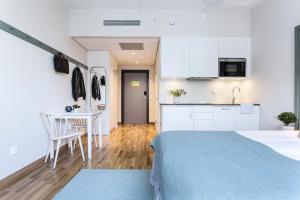 斯德哥尔摩哈马比斯约斯德公寓式酒店的厨房以及带1张床和1张桌子的卧室