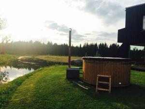 Kõveri科维瑞度假屋的木浴缸,位于水体旁边