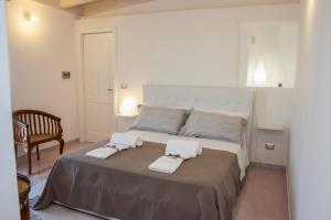 Montesano SalentinoRiz Guest House的一间卧室配有一张大床和两条毛巾