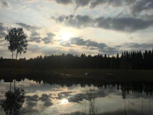 Kõveri科维瑞度假屋的阳光在天空的湖中反射