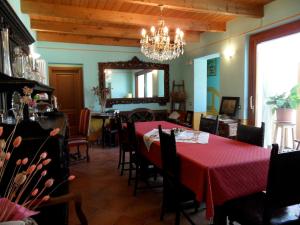 Castellero卡希纳加阿尔迪纳酒店的一间用餐室,配有红色的桌子和椅子