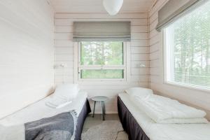 Padasjoki拉霍亚别墅的小型客房 - 带2张床和窗户
