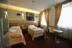 布尔诺瓦卡酒店的一间医院间,配有两张床和一张桌子