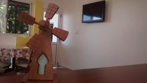 波萨达斯Costa Aguacates的客厅里风车的木雕