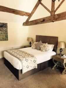 惠特莫尔斯莱特江山旅馆的卧室配有一张带白色床单和枕头的大床。