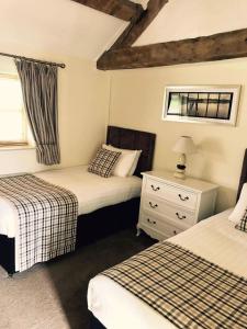 惠特莫尔斯莱特江山旅馆的一间卧室设有两张床、一个梳妆台和窗户。