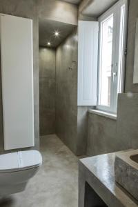 特拉尼BORGOBELTRANI的一间带卫生间、水槽和窗户的浴室