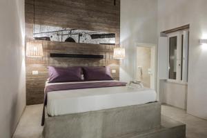 特拉尼BORGOBELTRANI的一间卧室设有一张带木墙的大床