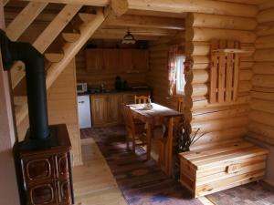利普托斯基米库拉斯Drevenica Silvia的小木屋内的厨房配有燃木炉灶