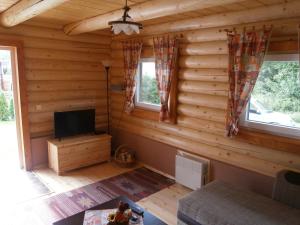 利普托斯基米库拉斯Drevenica Silvia的小木屋客厅配有平面电视