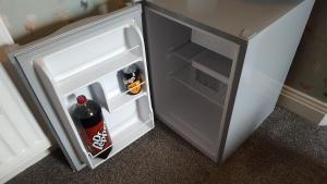 南希尔兹安妮宾馆的装有一瓶苏打水的开放式冰箱